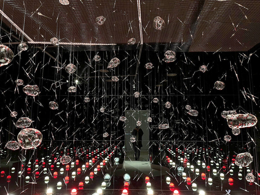 作品タイトル 「The moment in the atmosphere」 雨が降っている空間の瞬間を切り取った作品。