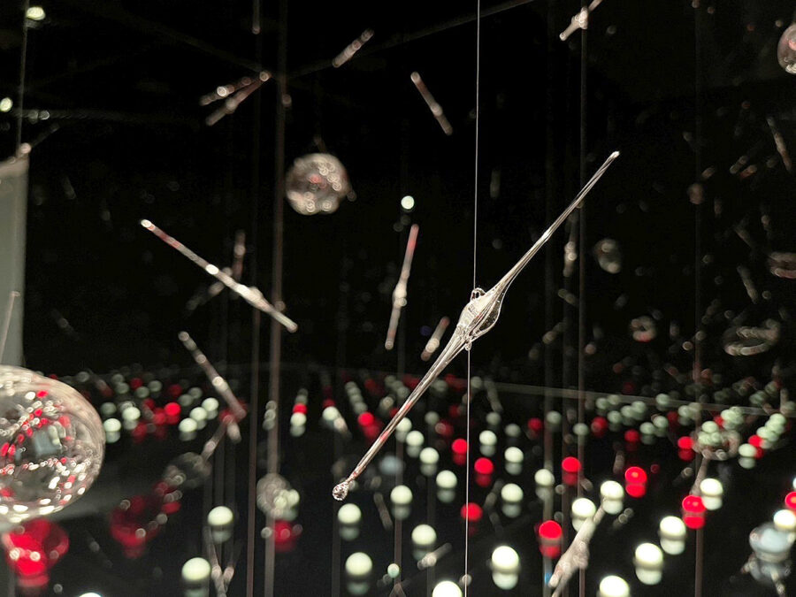 ② 雨をモチーフにした①の作品パーツ
クレイアークミュージアム(韓国釜山)で開催中の「Glass: Born of light Shaped by fire」にて展示中(10月26日まで)