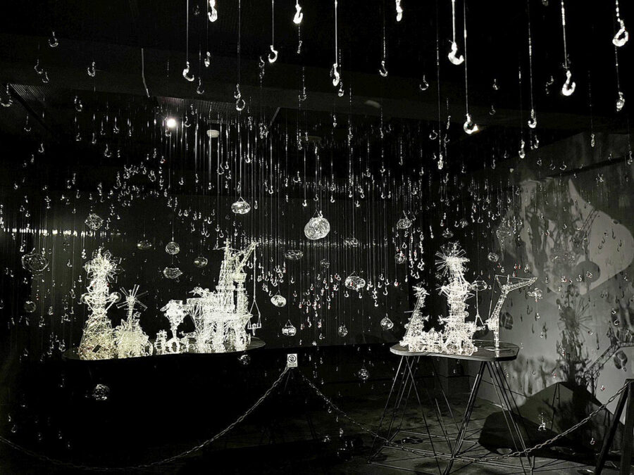 ③ 作品タイトル 「小さなお店プロジェクト『「ガラス漁具展』」