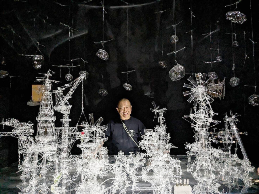 ④ 作品タイトル 「「Pleasure Land」 柳氏の代表作 1,000個以上のガラス釣り針と、雲と合わせて展示。会場に入ると雲の上に浮いているような気分になる。
どちらも瀬戸内国際芸術祭2025(女木島)で展示中(11月9日まで)