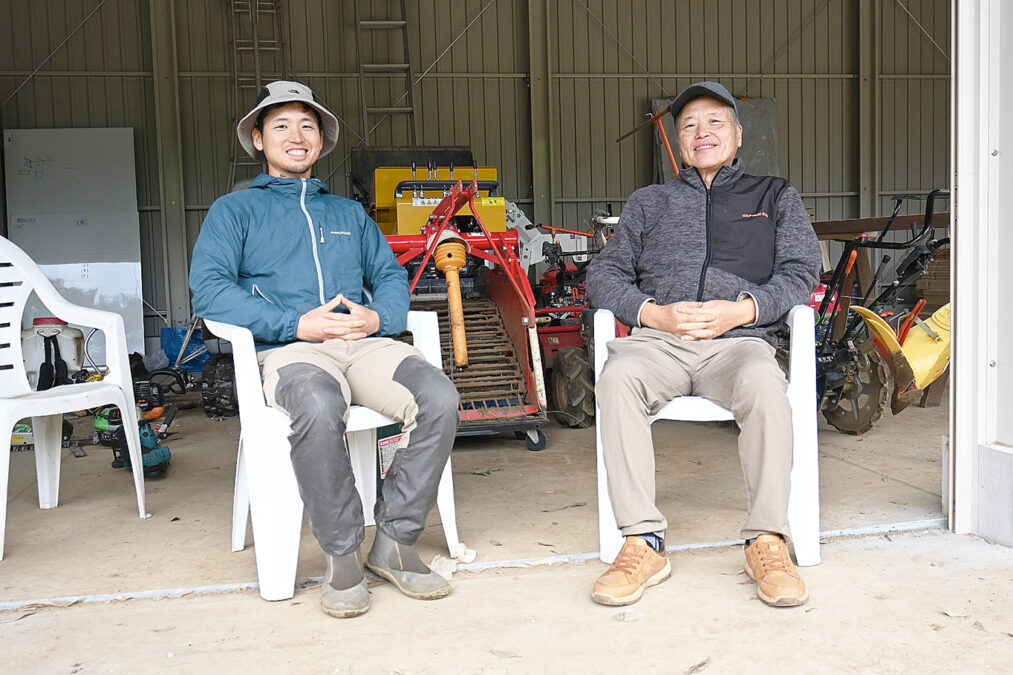 農業機械倉庫の前で　大内邦昭さん（右）　敏裕さん（左）
