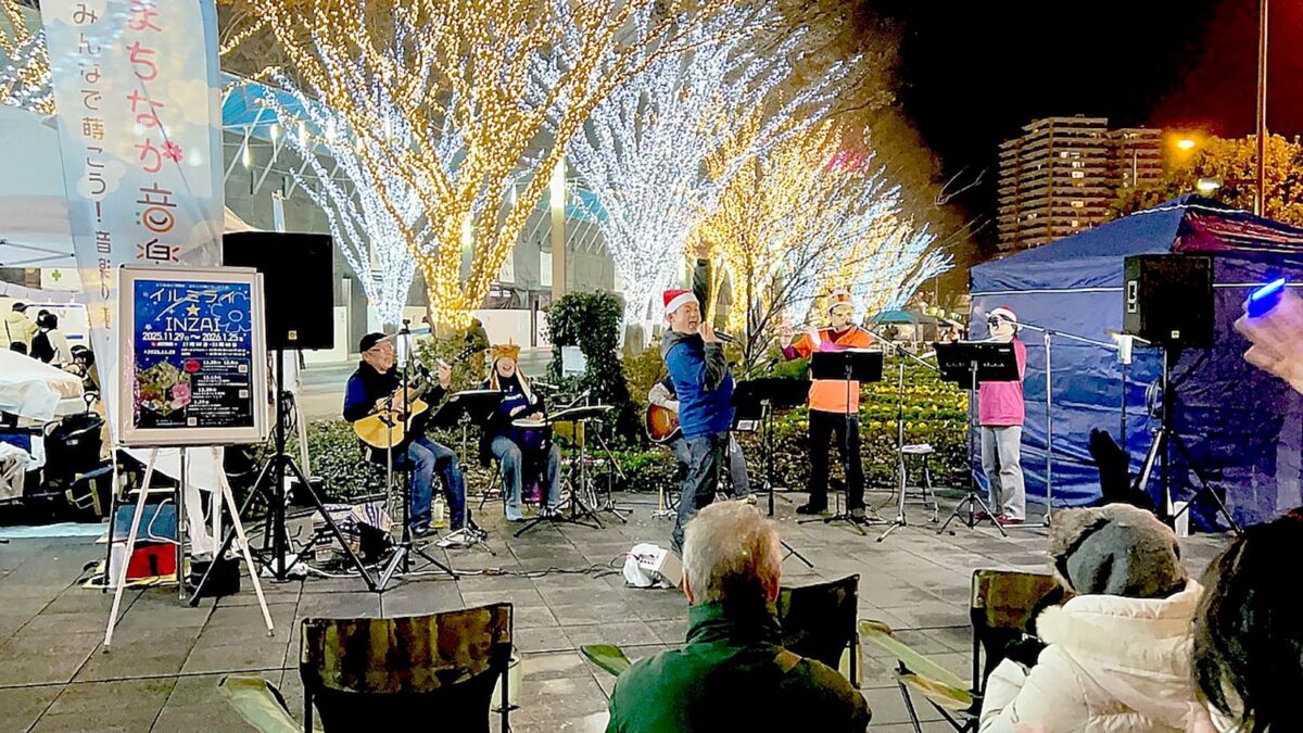 12月20日イルミライフェスDAY2 左からカラフルスタイルのお三方(写真では分かりづらいですが、お二人の右隣、中央奥に「Shoさん」がギターを演奏されている)ボーカル 平木さんフルート 筆者・尾張さん